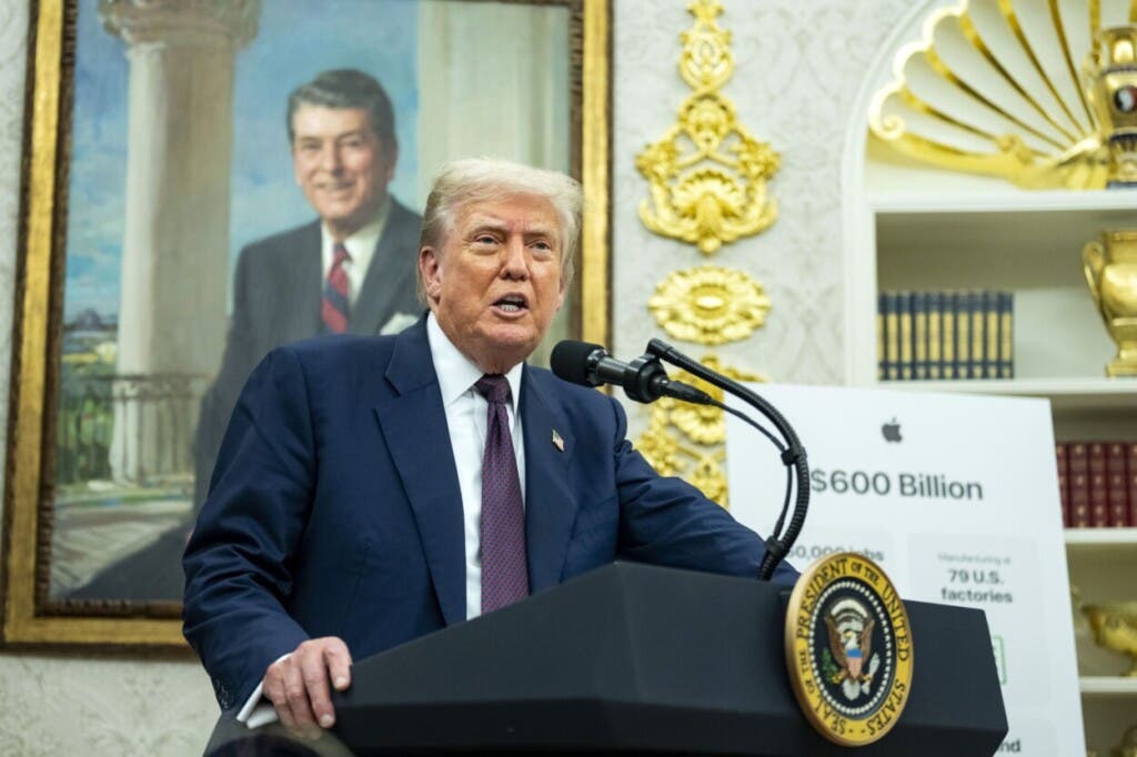 WASHINGTON (Estados Unidos), 08/07/2025.- El presidente Donald Trump y el CEO de Apple, Tim Cook (no visto), anuncian una inversión adicional de 100 mil millones de dólares de Apple en EE. UU. en la Oficina Oval de la Casa Blanca en Washington, DC, EE. UU., el 06 de agosto de 2025.