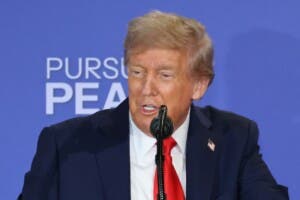 Trump reitera su apoyo a una paz duradera en Ucrania en su día de la independencia