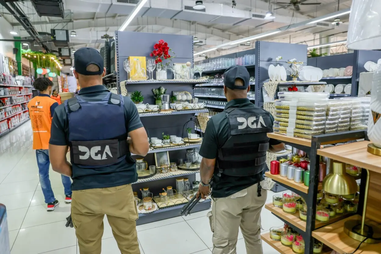 Control fiscal: Aduanas inspecciona tiendas asiáticas en SDE y La Romana