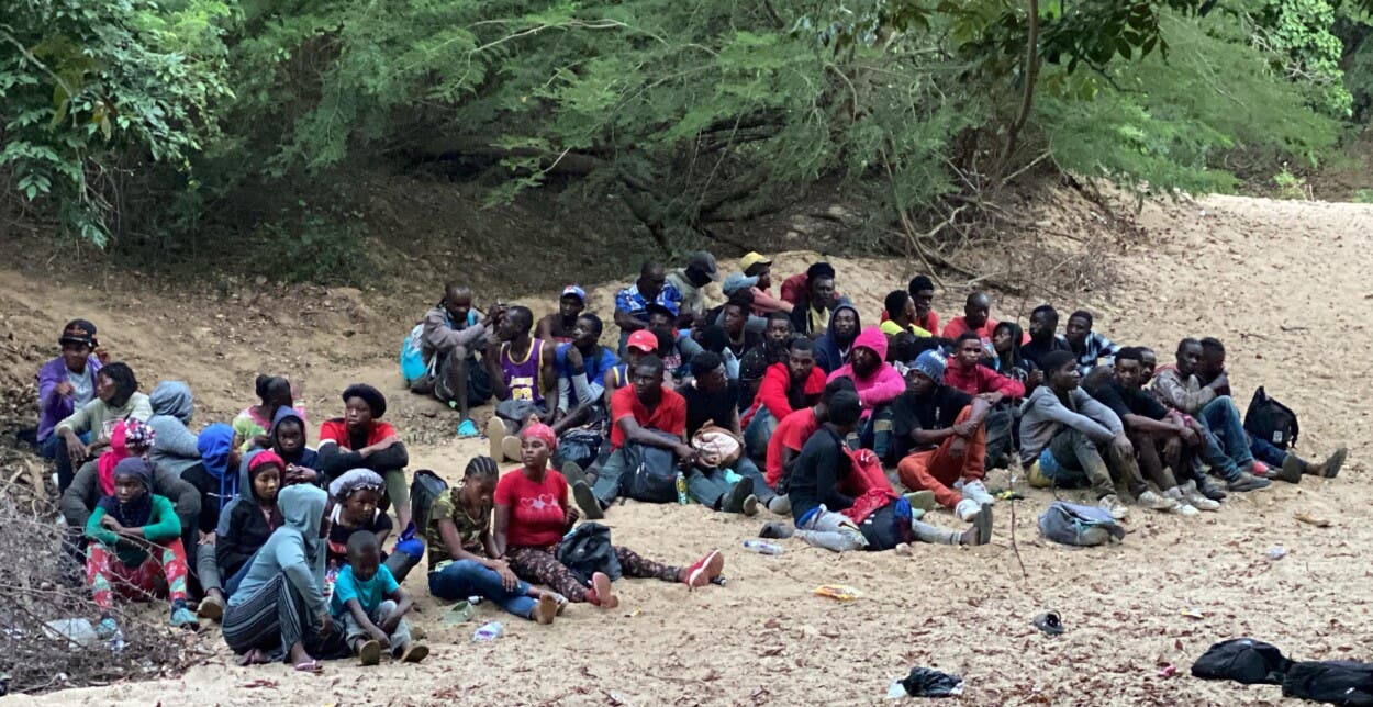 Ejército detiene a 53 haitianos en operativo con drones en Montecristi