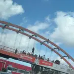 Tensión en la 27 de Febrero: hombre intenta lanzarse de un puente por problemas económicos