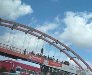 Tensión en la 27 de Febrero: hombre intenta lanzarse de un puente por problemas económicos