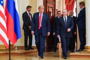 Trump y Putin comienzan su reunión a puerta cerrada     