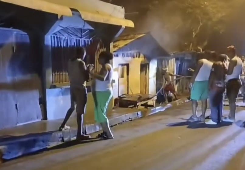 Incendio destruye una pensión en Santiago