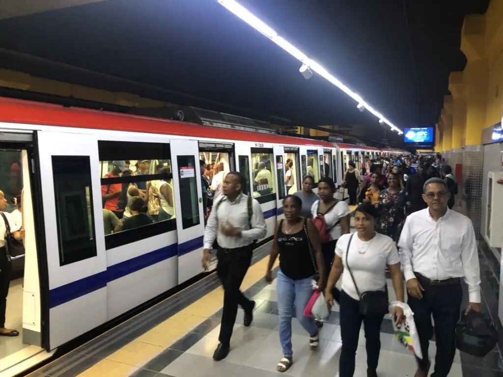Miles de usuarios empezaron hoy a utilizar los servicios del Metro con trenes de seis vagones./Foto Jorge González