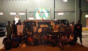 Detienen 27 haitianos en minivan durante operativos del ERD