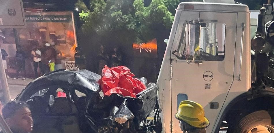 Ocho muertos y 12 heridos tras choque de camión recolector con una camioneta en La Ceiba, Higüey