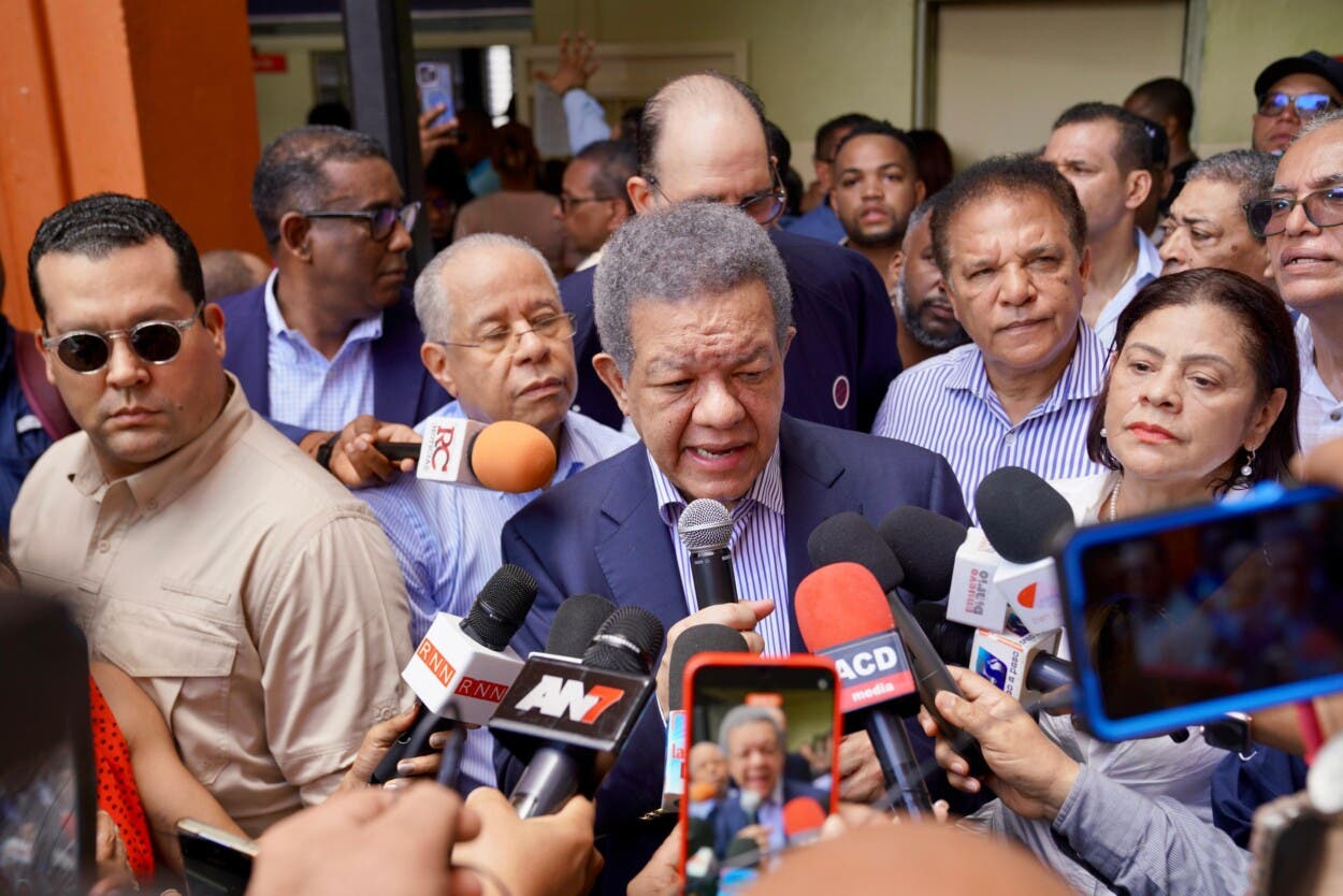 Leonel Fernández tras ejercel voto: «Esto no tiene precedentes y es desbordante”