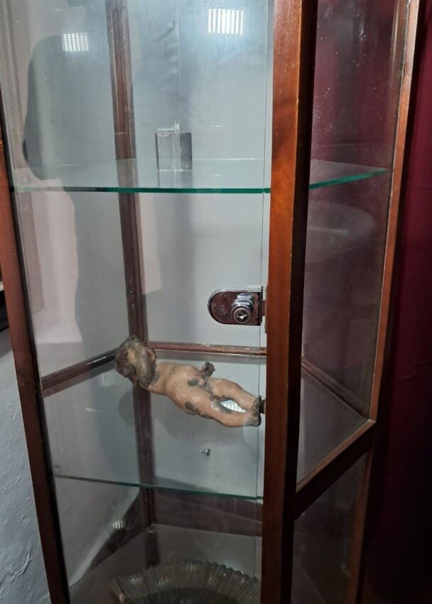
De este anaquel fue que se robó el anillo en el museo de Duarte./Foto Guillermo Burgos
