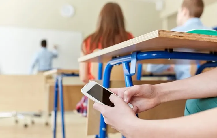 Nueva York destinará $16 millones en escuelas para prohibir celulares