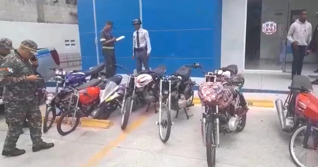 Policía frustra carreras clandestinas y retiene nueve motocicletas en Los Alcarrizos