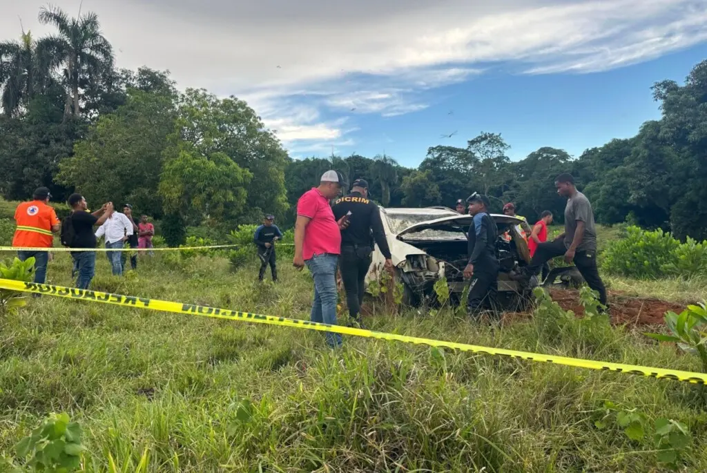 Agentes de la Policía y la Defensa Civil inspeccionan la yipeta recuperada en la Presa de Hatillo./Foto Ramón Salcedo Soto