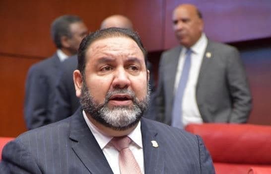 Genao defiende cesantía y rechaza extender prueba laboral