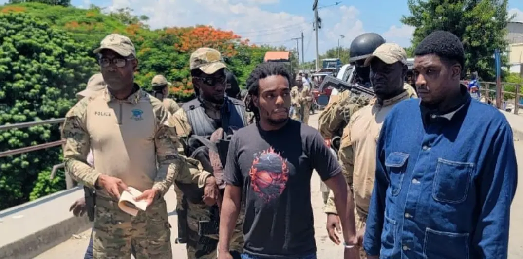 Autoridades entregan a dos presuntos miembros de la banda haitiana 400 Mawozo