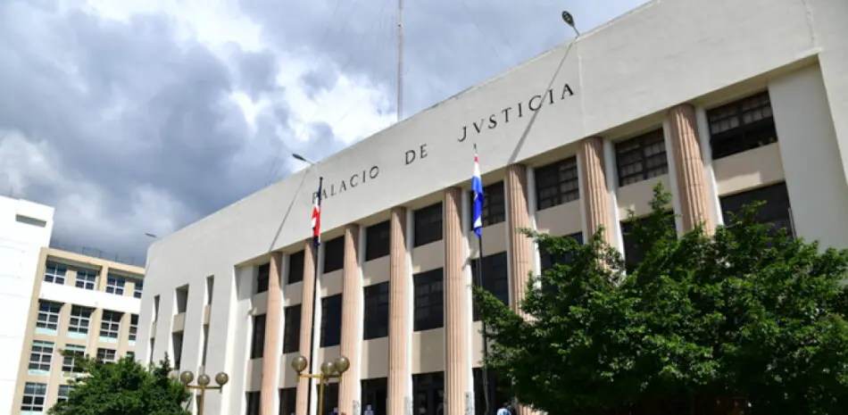 Jueza envía a juicio a dos acusados de estafar RD$29 millones a 20 personas