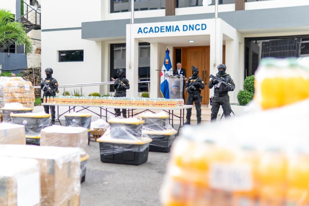 En total, se analizaron 46,944 botellas (equivalentes a 2,786 fardos), de las cuales 623 resultaron contener cocaína líquida, con un peso total de 137.28 kilogramos, según confirmó la directora del Inacif, doctora Sonia Lebrón.