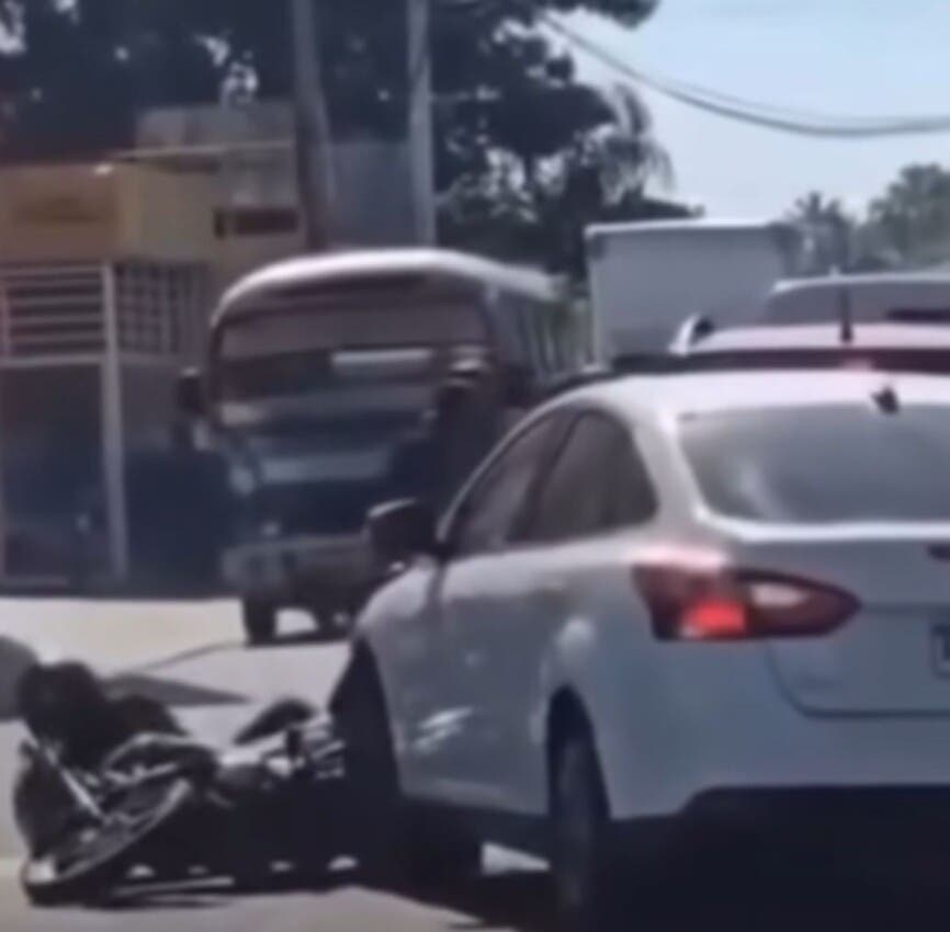 Motorista lanza piedra a auto y termina en el suelo tras conductora embestirlo
