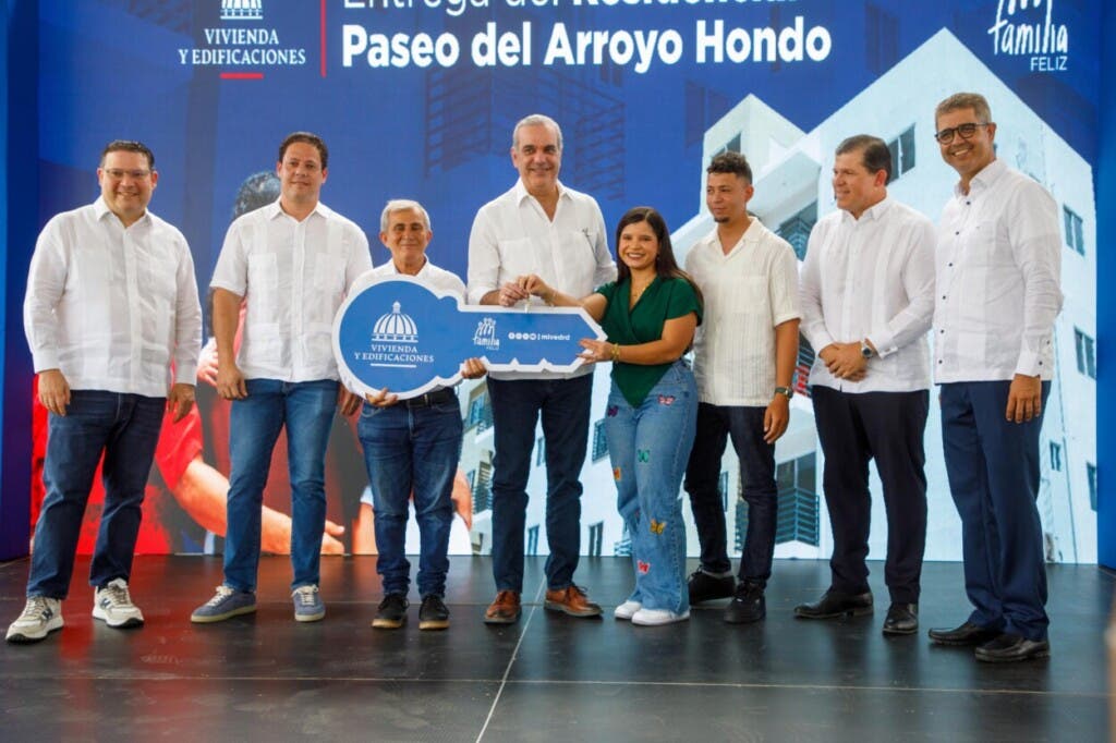 El presidente Abinader entre la llave a una de las familias beneficiadas con un apartamento