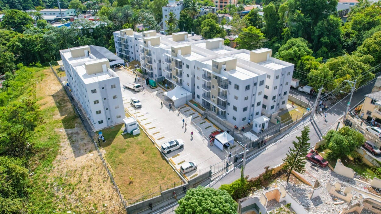 Abinader entrega 46 apartamentos y moderniza la Armada
