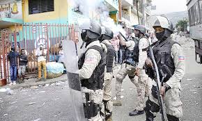 Las autoridades de Haití lamentaron este miércoles la muerte de dos agentes y las graves heridas sufridas por otros dos miembros de las unidades de operaciones especiales SWAT