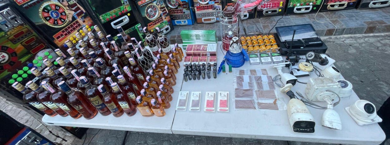 Dintel ocupan maquinas tragamonedas, alcohol adulterado y apresan tres personas