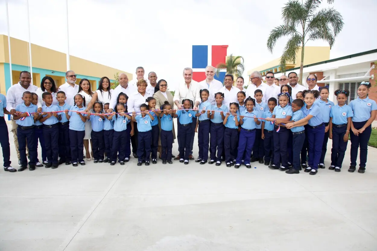 Gobierno da títulos e inaugura escuelas