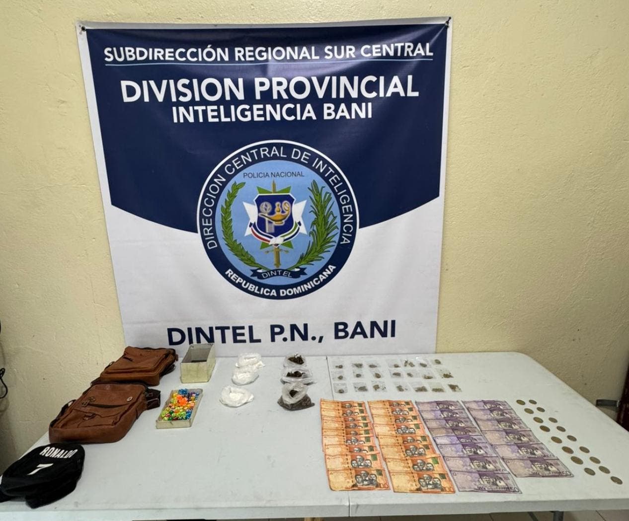 DINTEL desmantela puntos de drogas y ocupa juegos de azar durante operativos en Baní
