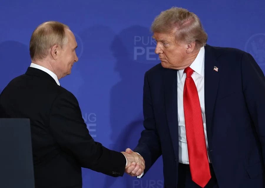 Venden camisetas con la foto de Putin y Trump en Alaska