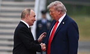 Venden camisetas con la foto de Putin y Trump en Alaska