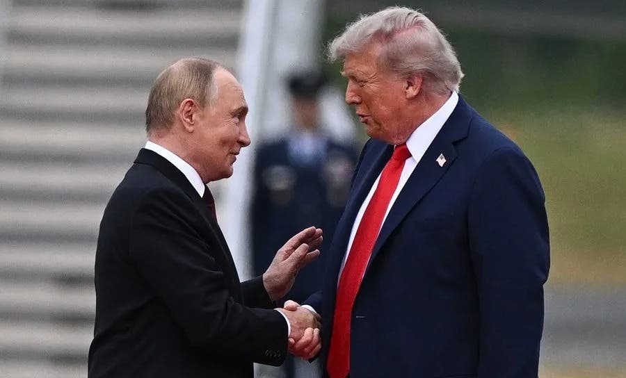 Venden camisetas con la foto de Putin y Trump en Alaska