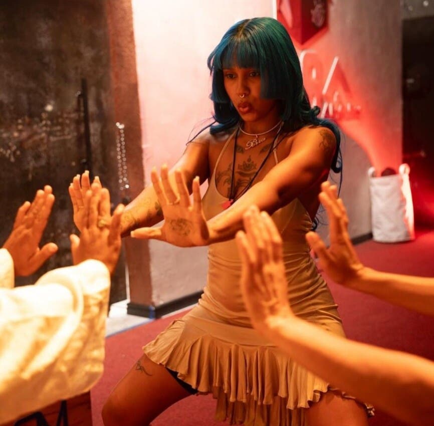 Tokischa visita La Casa de Alofoke: participa en yoga y respalda La Gigi