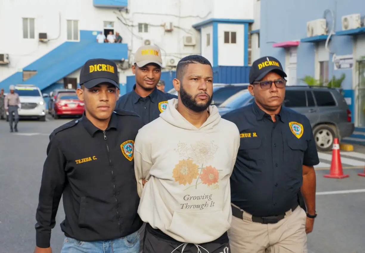 Se entrega uno de los acusados de abusar a joven en Villa González; continúan prófugos cinco implicados