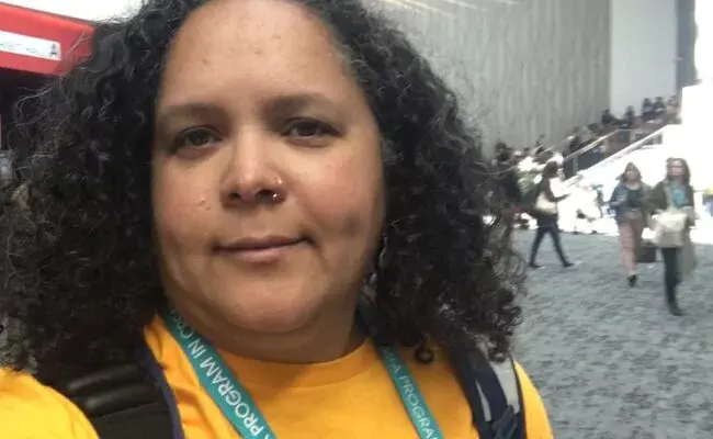 Yoseli Castillo Fuertes reside en Nueva York y es considerada una de las voces representativas de la literatura de la diáspora dominicana, con una obra centrada en temas de identidad, género y derechos humanos.