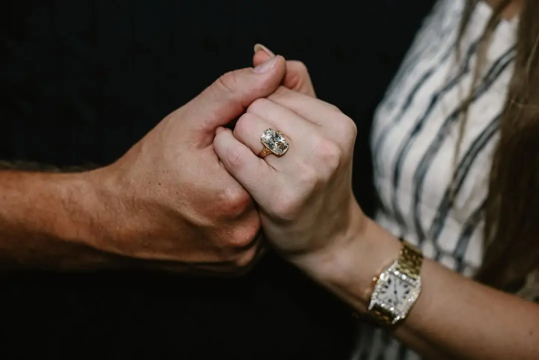 Taylor Swift y Travis Kelce: Conoce la historia detrás del anillo de compromiso