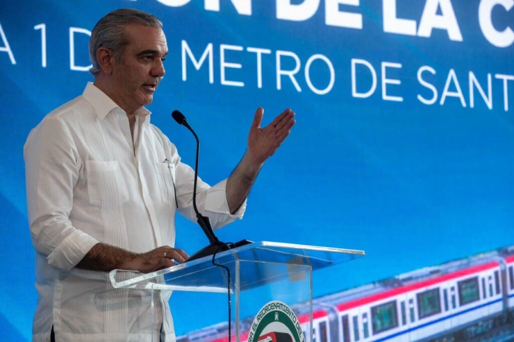 El presidente Luis Abinader respondió este lunes a las críticas del expresidente Leonel Fernández sobre la política económica de su gestión.