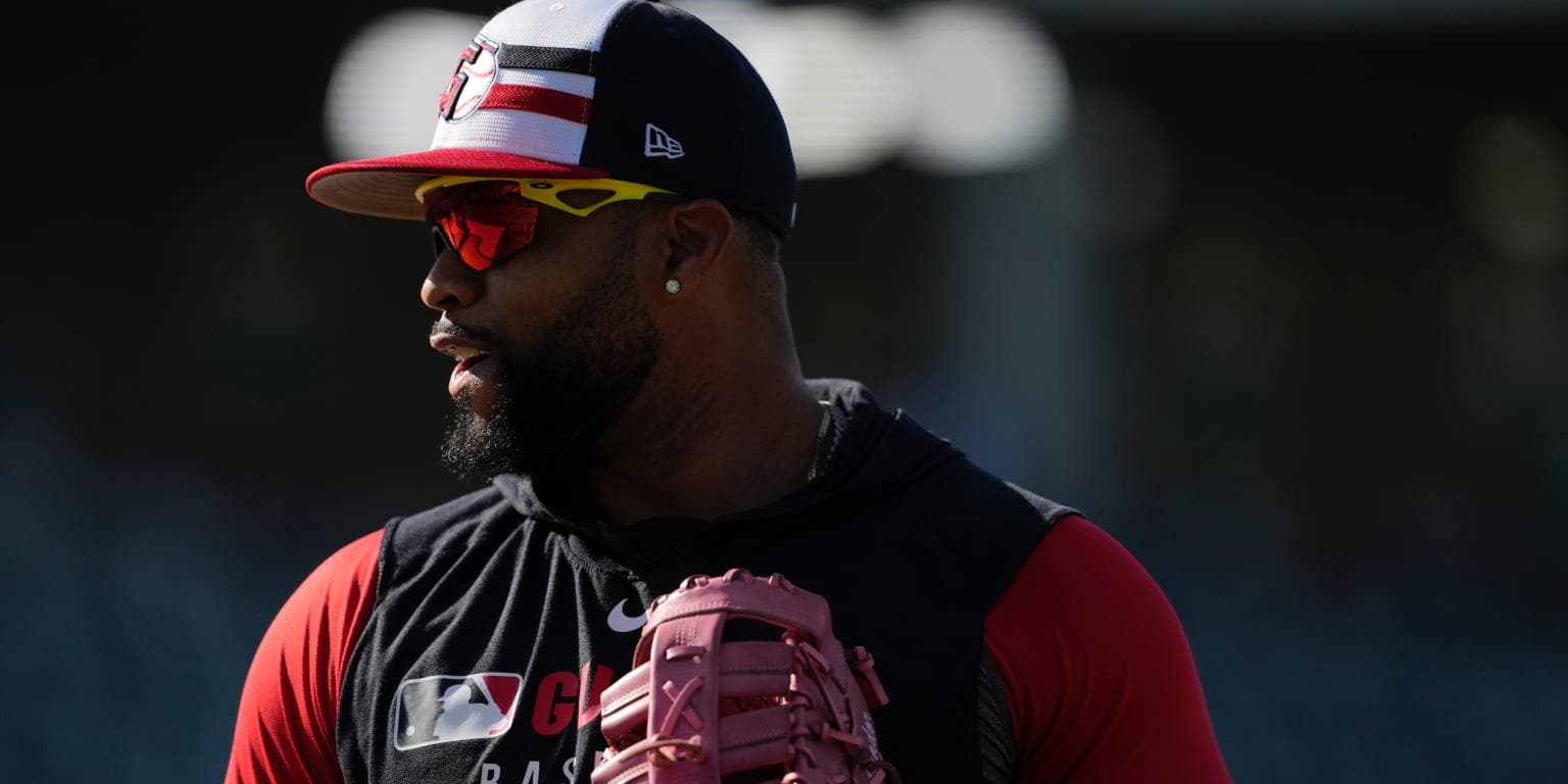 Cachorros adquieren al veterano Carlos Santana tras ser dejado en libertad por Cleveland