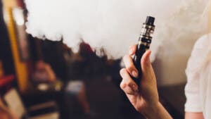 Estudio revela la normalización del vapeo entre adolescentes: ¿Por qué?