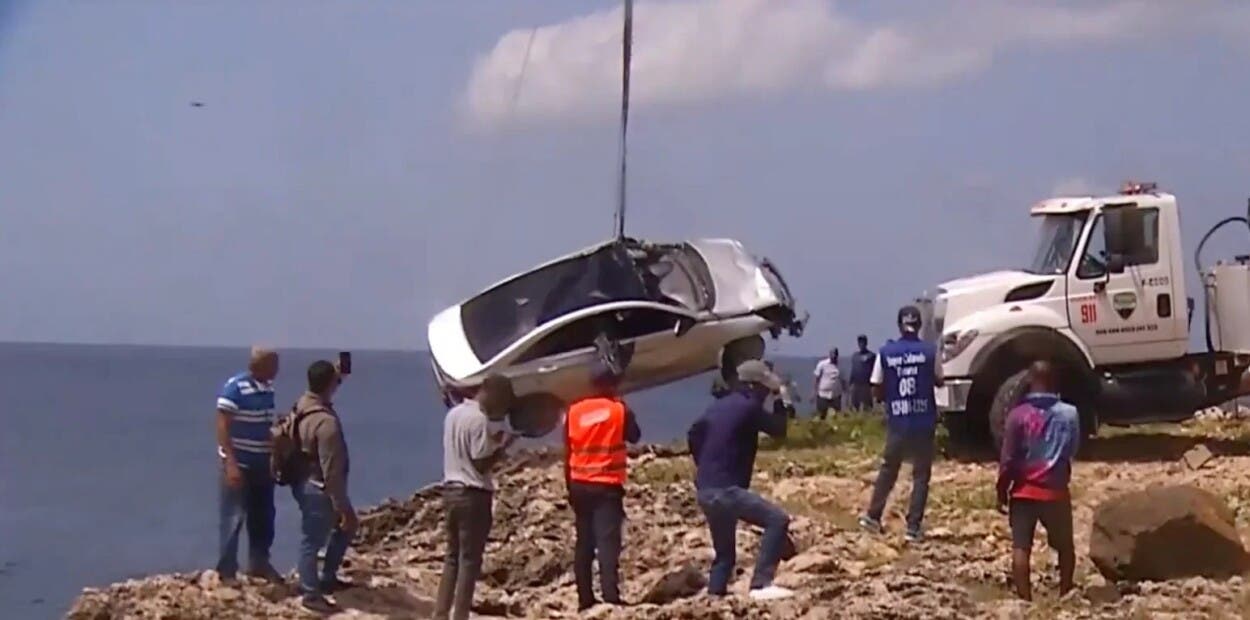 Recuperan carro del mar tras accidente; fallece Ronny Calvo