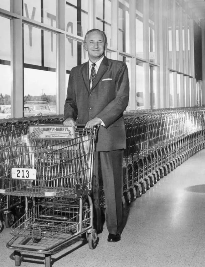 El carrito de supermercado, ese sencillo pero indispensable compañero de compras, ha recorrido un importante camino desde su invención en 1937 hasta los avances tecnológicos que hoy transforman la experiencia de los clientes en cadenas como Lider. 