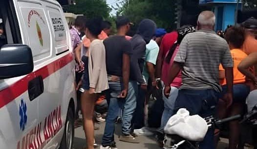 Dos jóvenes se estrellan contra poste del tendido eléctrico en La Vega
