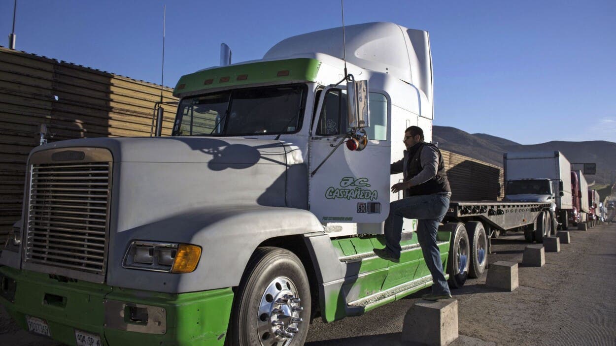 Camioneros inmigrantes en EEUU temen más restricciones tras suspensión de visas