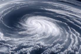 La imagen muestra una depresión tropical en el Atlantico.