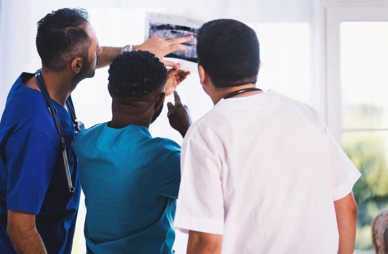 Preocupan irregularidades en plazas para médicos especialistas