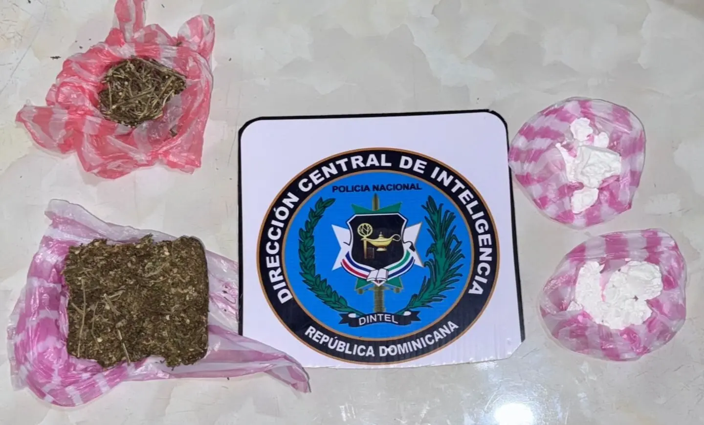 Dintel ocupa drogas, armas y apresa a dos en el municipio Moca