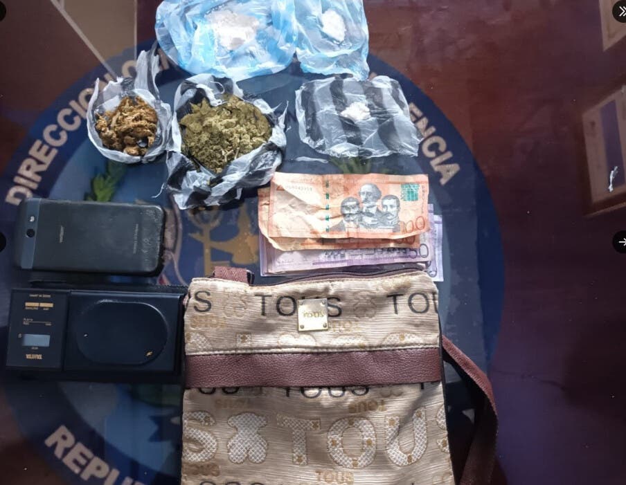 Drogas y dinero incautados en operativos en Bayaguana y Santo Domingo, donde también se confiscaron armas ilegales