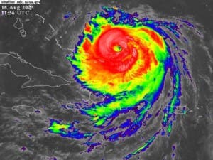 Huracán Erin se aleja del país, pero deja lluvias y oleaje peligroso