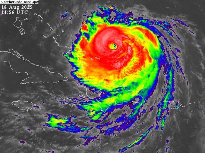 Huracán Erin se aleja del país, pero deja lluvias y oleaje peligroso