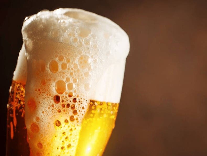 ¿Por qué no todas las cervezas mantienen su espuma igual? Aquí las razones