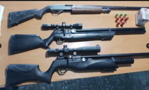 Operativos policiales desarticulan red de armas ilegales y drogas en Santo Domingo Norte
