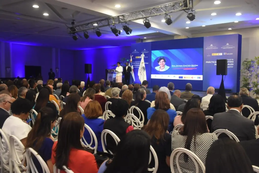 Con estas disposiciones, el MESCyT busca consolidar la vinculación entre la academia y los sectores productivos, asegurando que la formación universitaria esté alineada con los desafíos del desarrollo económico y social del país.